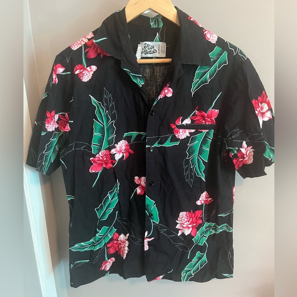 Hilo Hattie Hawaiian shirt boxy fit hidden pocket black with tropical flowers L
